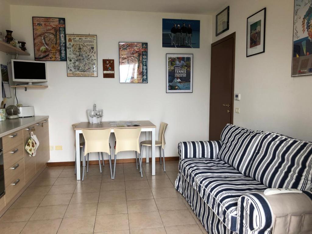 Mirella: Casa Vista Con Piscina Riva di Solto